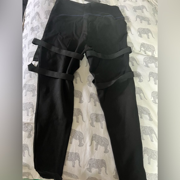 Her Universe Marvel Thor: Love And Thunder
Valkyrie Cosplay Leggings - Picture 3 of 5